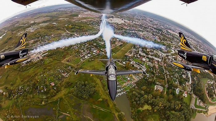 Tiêm kích huấn luyện L-39 Albatros của đội hình bay trình diễn "Rus" của Nga trình diễn trên không.